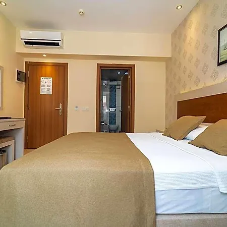 מלון Montebello 4*